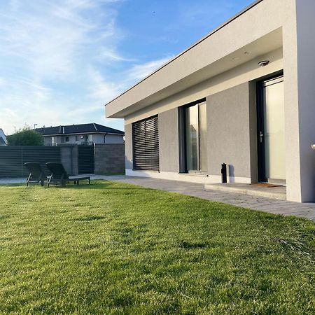 Klimatizovany Apartmanovy Dom, S Virivkou, 1B Senec Εξωτερικό φωτογραφία